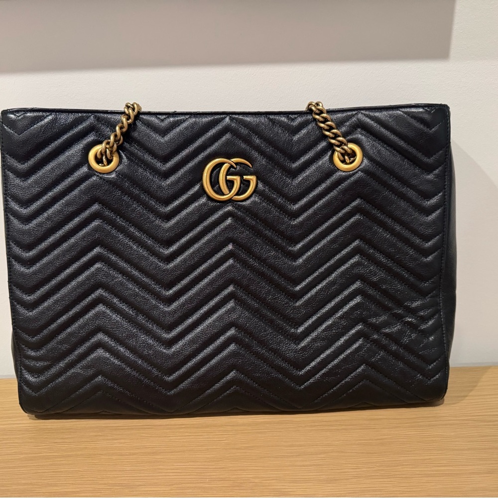 Gucci Medium GG
Marmont Slim Tote Black